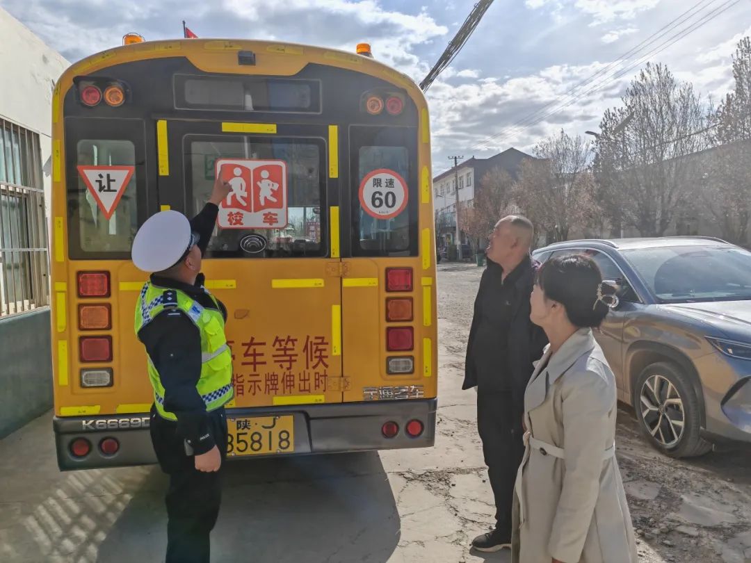 春季攻防宣丨校車安全“大檢查” 筑牢學(xué)生“安全路” 圖片