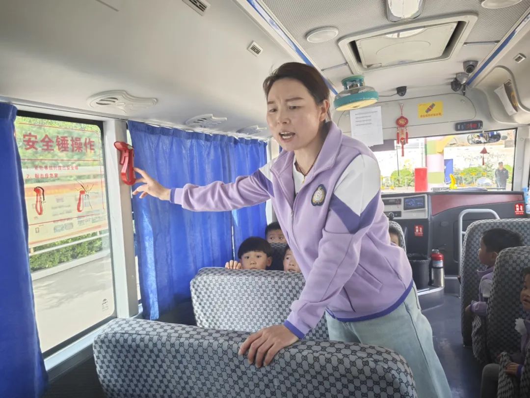 【校園安全】與“愛”同路 安全“童”行——新安縣第四實驗幼兒園校車安全演練活動