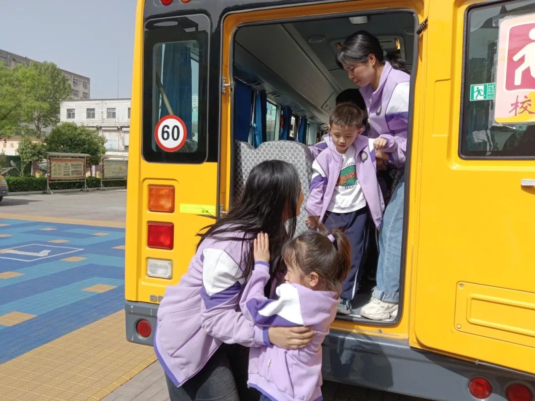【校園安全】與“愛”同路 安全“童”行——新安縣第四實驗幼兒園校車安全演練活動