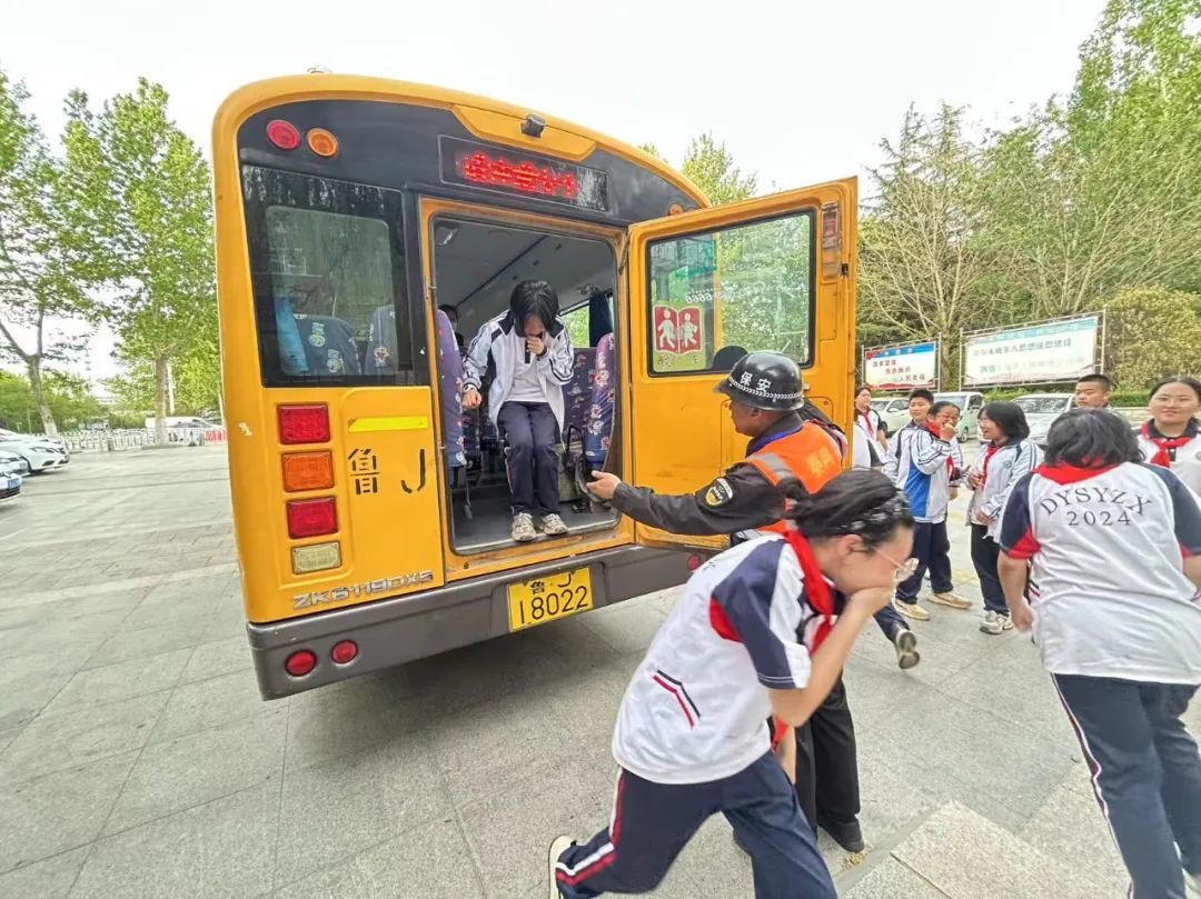 【平安校園】泰安市岱岳實驗中學“安全乘坐校車,真愛寶貴生命”校車安全演練 圖片