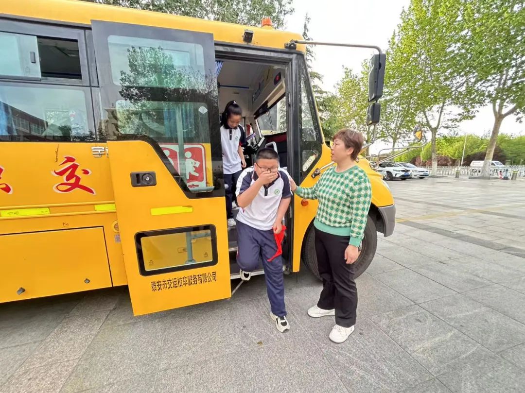 【平安校園】泰安市岱岳實驗中學“安全乘坐校車,真愛寶貴生命”校車安全演練 圖片