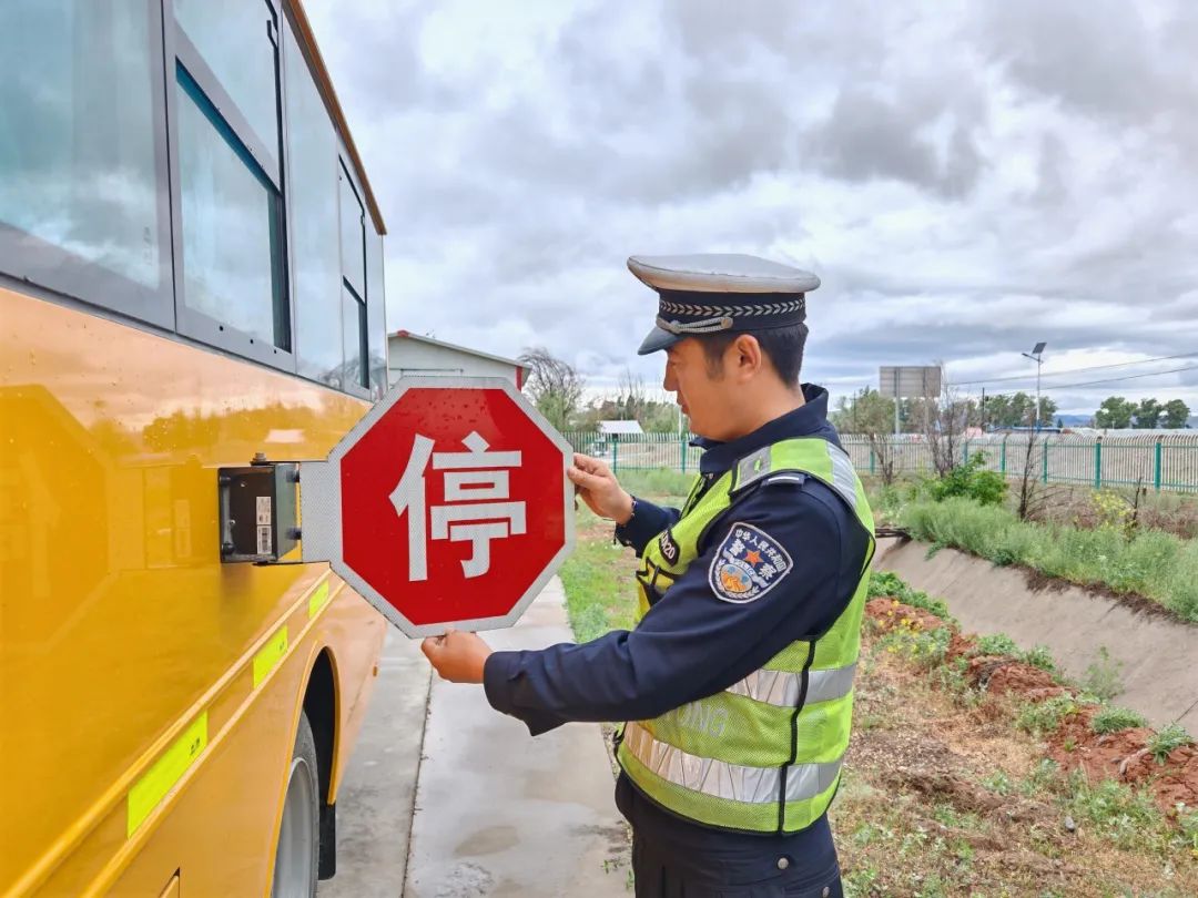 富蘊(yùn)公安:筑牢校車(chē)安全防線 護(hù)航學(xué)子平安出行 圖片