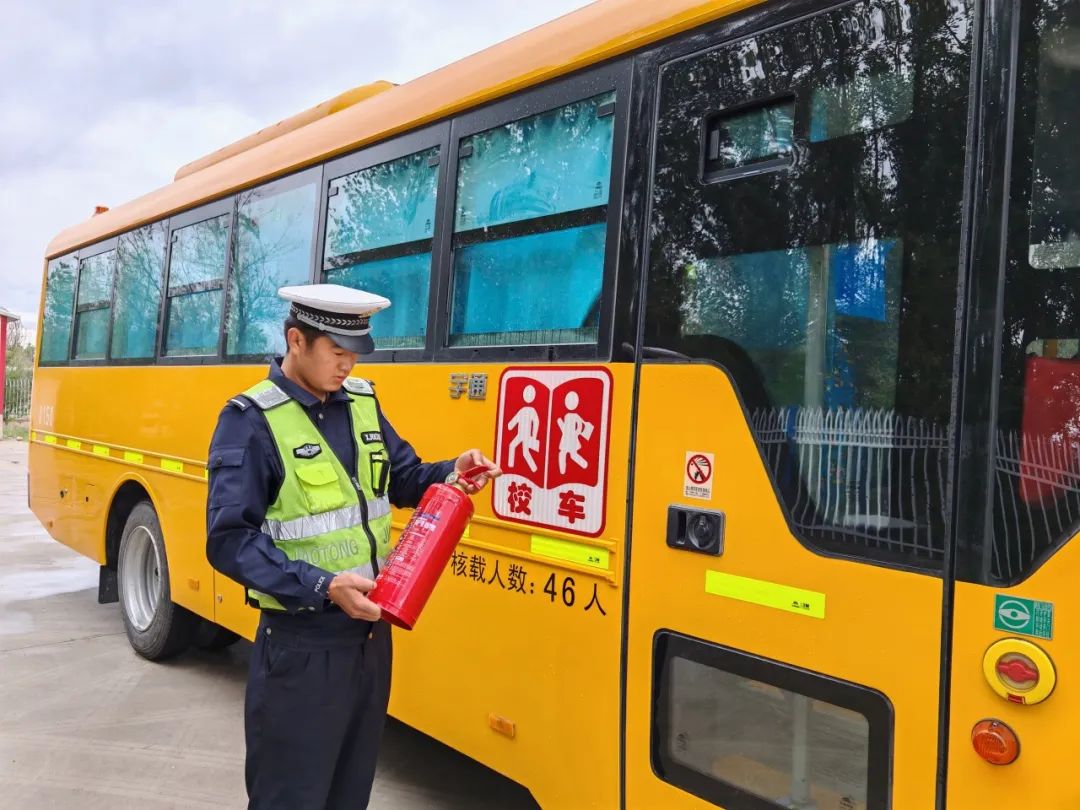 富蘊(yùn)公安:筑牢校車(chē)安全防線 護(hù)航學(xué)子平安出行 圖片