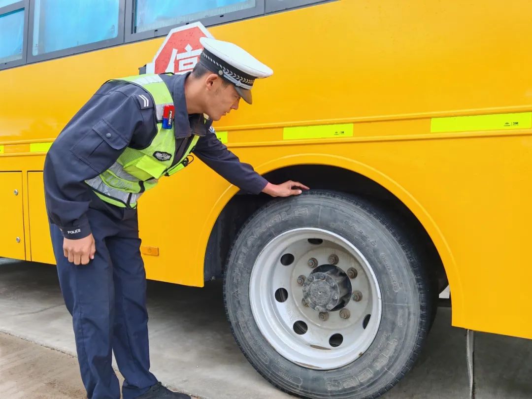 富蘊(yùn)公安:筑牢校車(chē)安全防線 護(hù)航學(xué)子平安出行 圖片