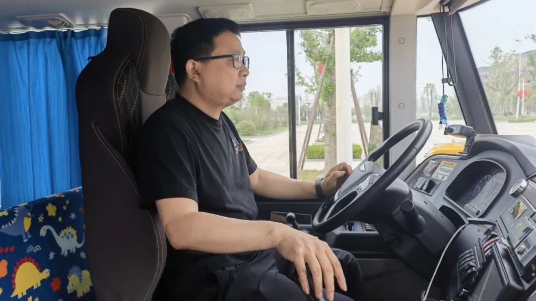 校園安全丨車輪上的避風(fēng)港:校車?yán)锏某砷L(zhǎng)守護(hù)日記 微信圖片_20250516081717.jpg