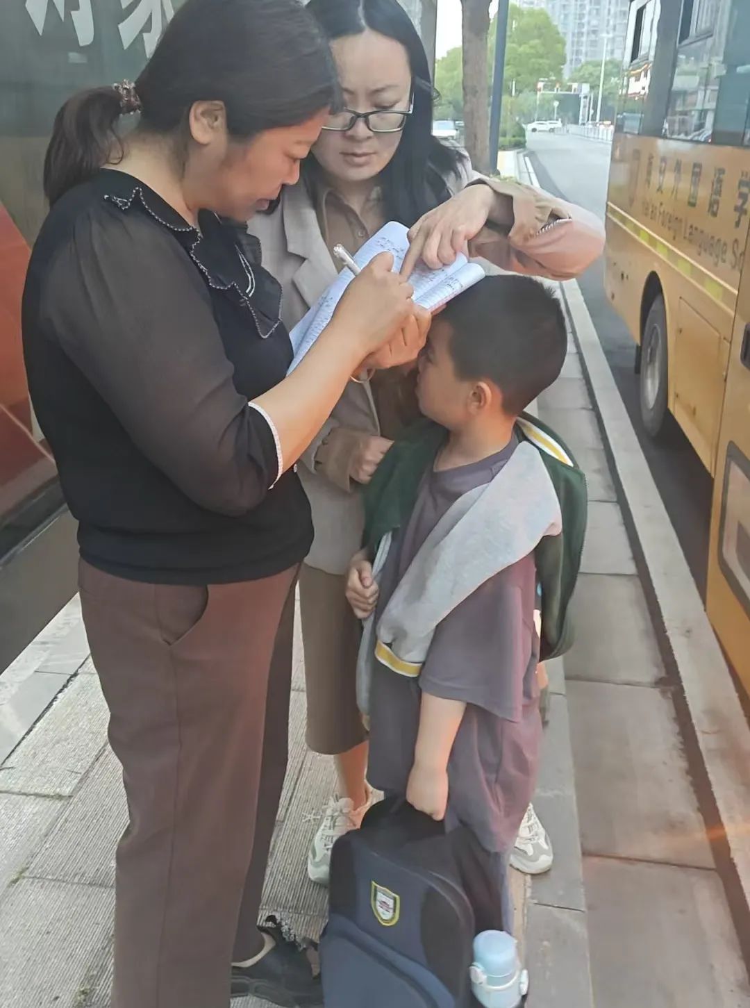 校園安全丨車輪上的避風(fēng)港:校車?yán)锏某砷L(zhǎng)守護(hù)日記 微信圖片_20250516081739.jpg