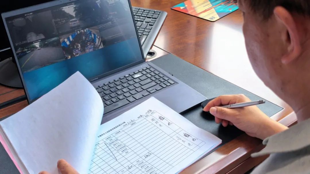 校園安全丨車輪上的避風(fēng)港:校車?yán)锏某砷L(zhǎng)守護(hù)日記 b5115e007deba2752235c308bc1a84c.jpg