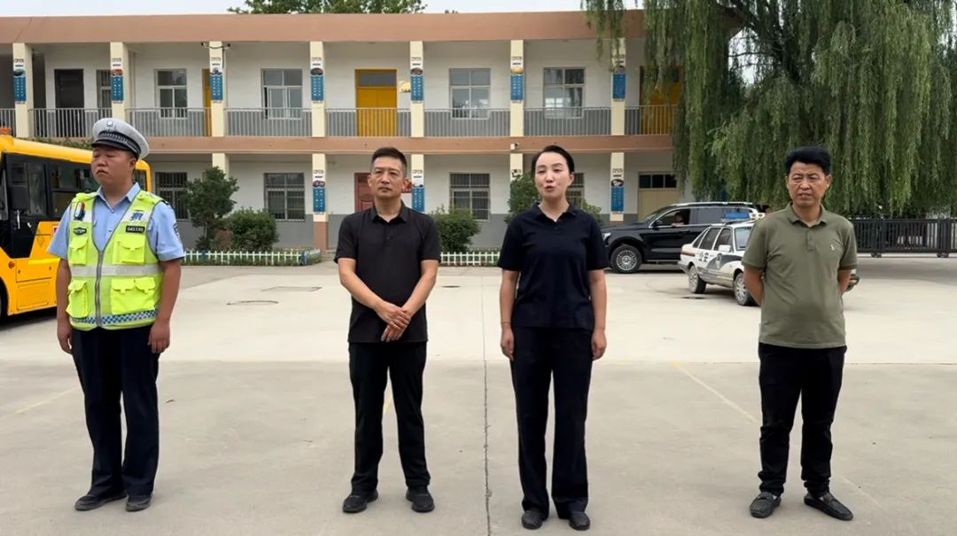 西吳中心校聯(lián)合交警開展六月校車安全檢查/ 圖片