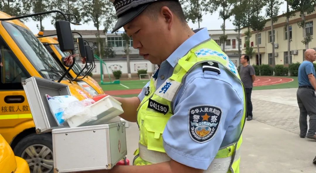 西吳中心校聯(lián)合交警開展六月校車安全檢查/ 圖片