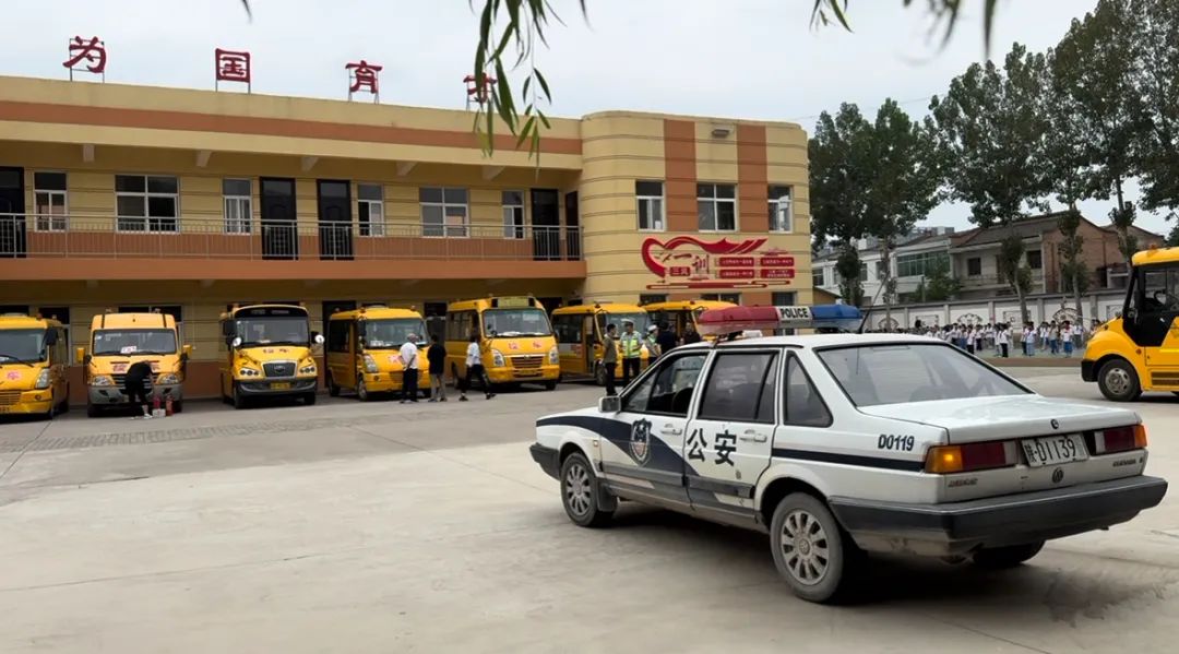 西吳中心校聯(lián)合交警開展六月校車安全檢查/ 圖片