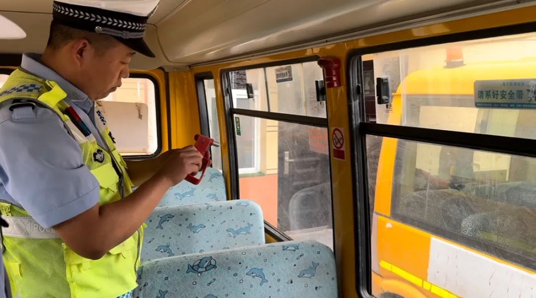 西吳中心校聯(lián)合交警開展六月校車安全檢查/ 圖片