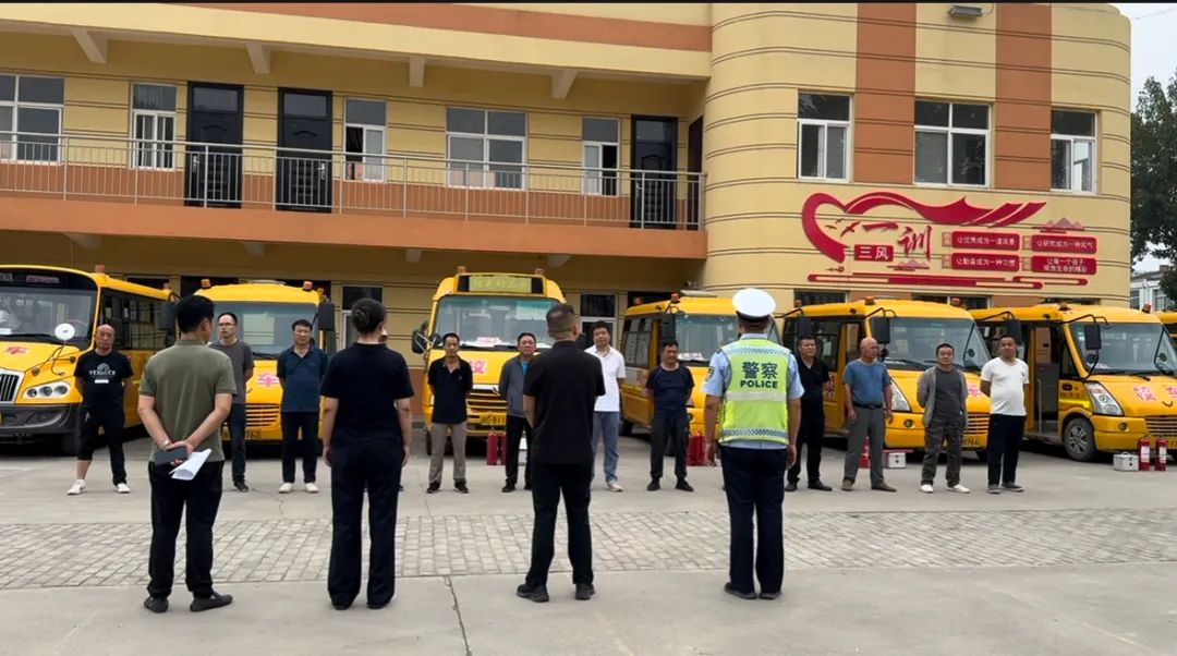 西吳中心校聯(lián)合交警開展六月校車安全檢查/ 圖片