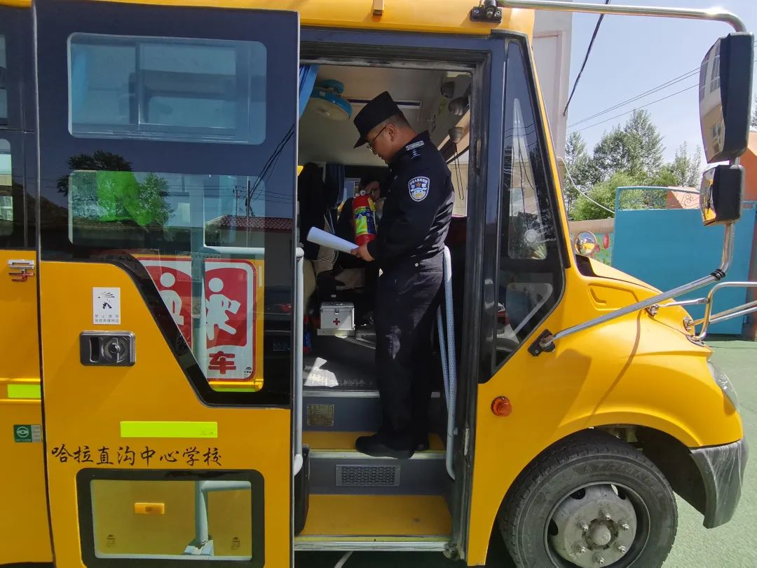 護航學子平安路——互助公安嚴把校車“體檢關” 守護學生“平安路”