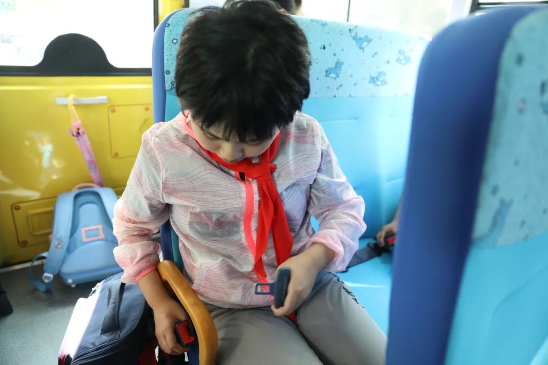 安全帶,生命帶——董李鳳美康健學(xué)校組織牢系安全帶校車演練 圖片