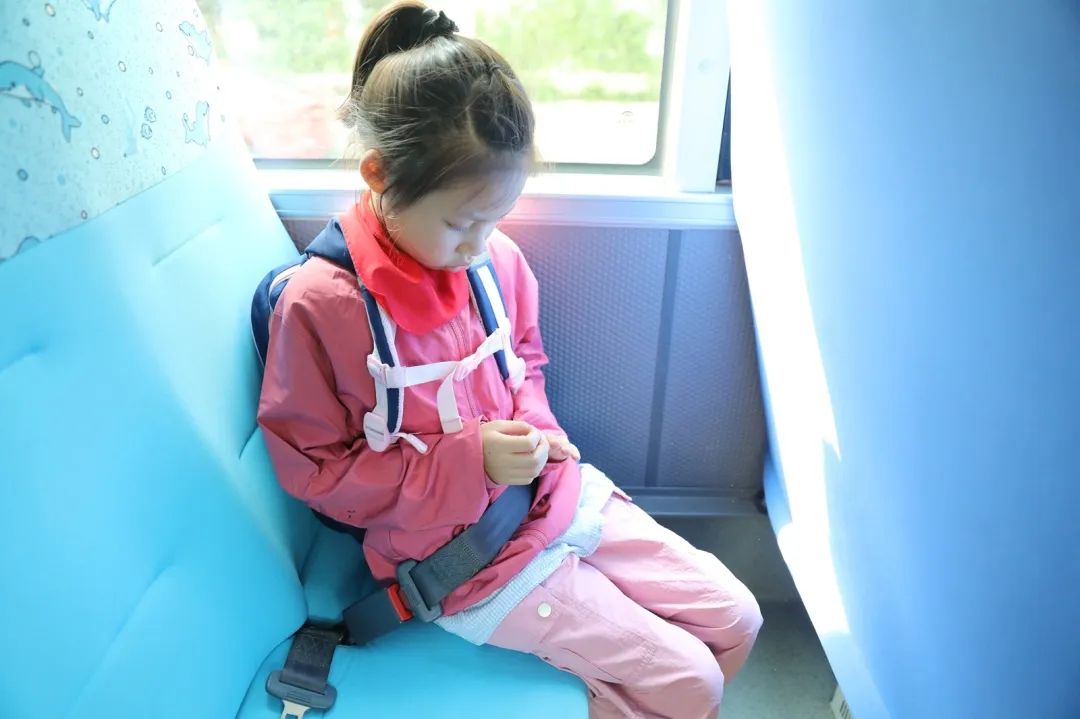 安全帶,生命帶——董李鳳美康健學(xué)校組織牢系安全帶校車演練 安全帶,生命帶——董李鳳美康健學(xué)校組織牢系安全帶校車演練