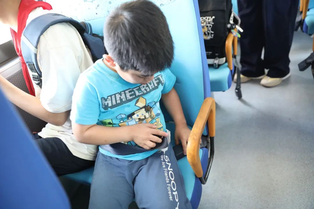 安全帶,生命帶——董李鳳美康健學(xué)校組織牢系安全帶校車演練 安全帶,生命帶——董李鳳美康健學(xué)校組織牢系安全帶校車演練