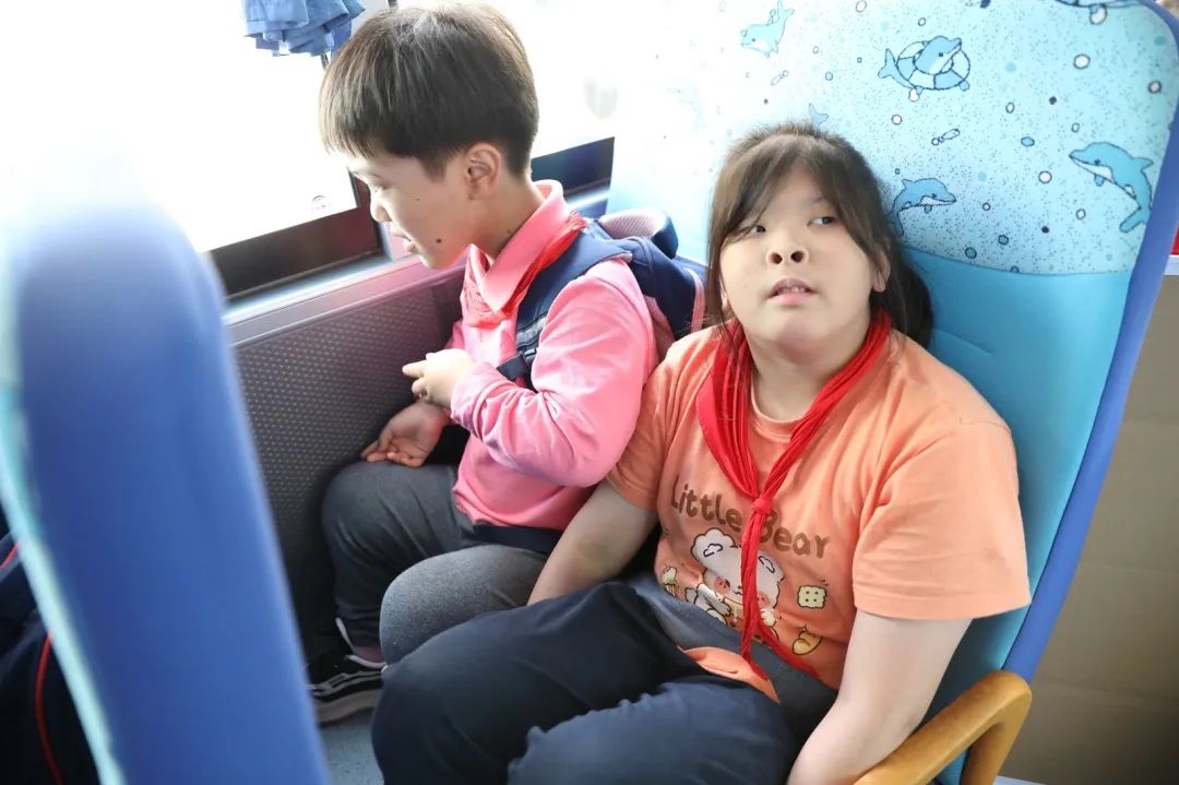 安全帶,生命帶——董李鳳美康健學(xué)校組織牢系安全帶校車演練 安全帶,生命帶——董李鳳美康健學(xué)校組織牢系安全帶校車演練