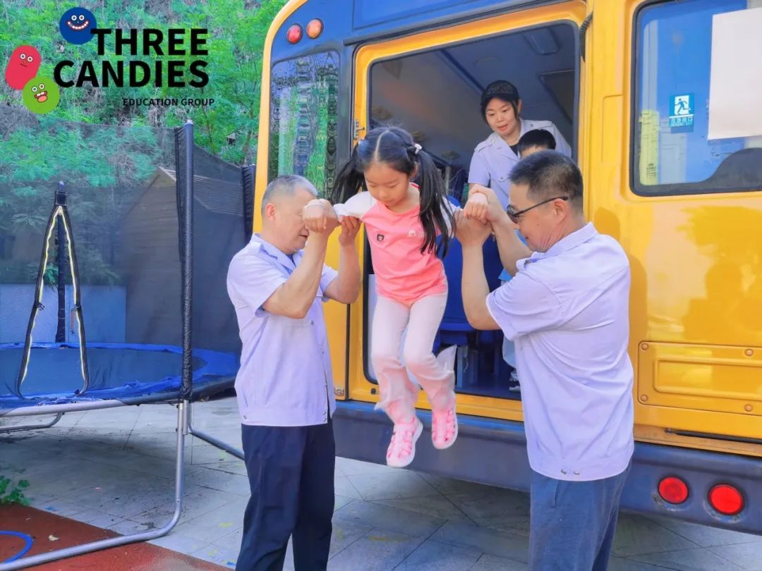 【校園安全】安全乘校車，平安伴我行——三顆糖御景新苑幼兒園校車安全應急演練
