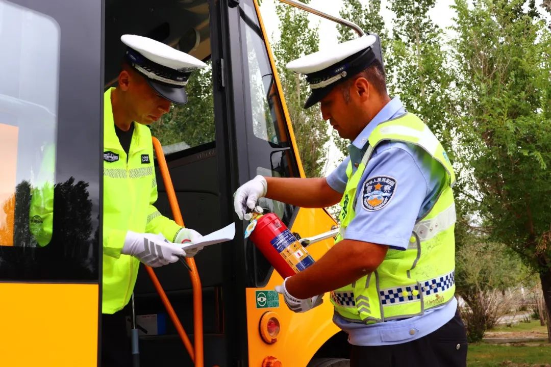 【開學(xué)季】阿勒泰交警強(qiáng)化校車安全“大檢查”,擰緊出行“安全閥”! 圖片