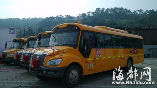 福州下月開通8趟定制校車線路 每人每趟次6元(一) 定制路線用的都是大鼻子校車