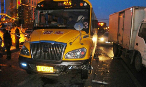 當(dāng)轎車撞上校車 宇通校車用安全回饋國民信任 當(dāng)轎車撞上校車 宇通校車用安全回饋國民信任