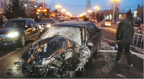 當(dāng)轎車撞上校車 宇通校車用安全回饋國民信任 當(dāng)轎車撞上校車 宇通校車用安全回饋國民信任