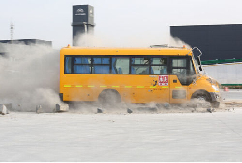 當(dāng)轎車撞上校車 宇通校車用安全回饋國民信任 當(dāng)轎車撞上校車 宇通校車用安全回饋國民信任