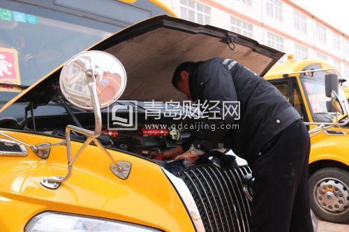 交運計劃新增校車300部 繞開130余處危險路段 校車駕駛員擦拭發動機