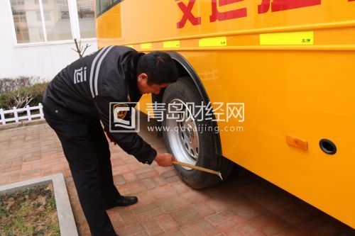 交運計劃新增校車300部 繞開130余處危險路段 校車駕駛員在檢查輪胎