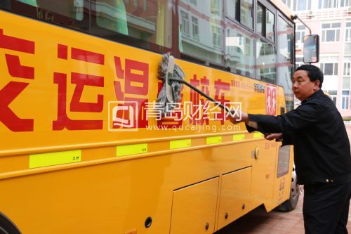 交運計劃新增校車300部 繞開130余處危險路段 校車駕駛員正在打掃車輛衛生