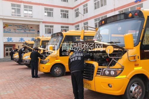 交運計劃新增校車300部 繞開130余處危險路段 校車駕駛員集體打掃車輛衛生