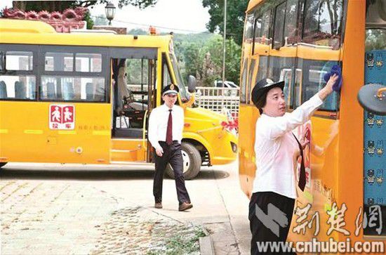 圖為：首條通學專線，使用的是兩輛標準制式校車。