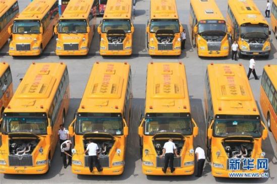 山東青島交運集團即墨分公司的校車駕駛員在巡檢車輛安全狀況（2015年8月23日攝）。 12月17日，從山東青島市教育局獲悉，截至目前，青島市共有1600輛專用校車，服務400余所學校，惠及12余萬名學生，成為全國校車運營規(guī)模最大的城市，并逐步確立了政府主導、部門監(jiān)管、企業(yè)運作、財政補貼、統(tǒng)一標準的校車運營模式。新華社發(fā)（梁孝鵬 攝）