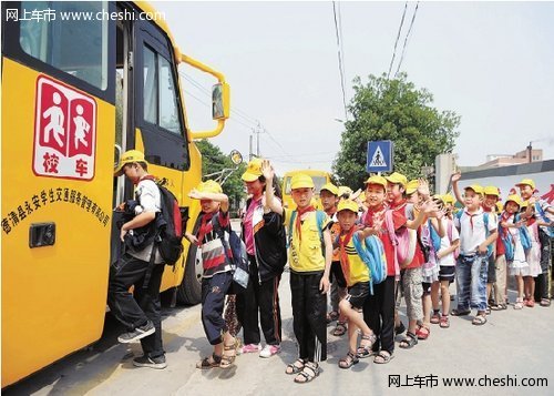 學(xué)生面臨無校車可坐 沒人愿當(dāng)校車司機(jī)