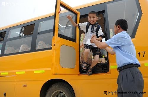 學(xué)生面臨無校車可坐 沒人愿當(dāng)校車司機(jī)
