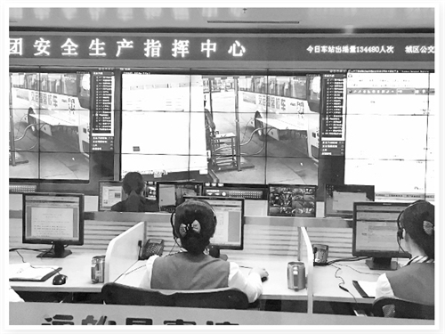 為何非專用校車市場屢禁不止/ 交運集團安全生產指揮中心可以實時監控校車的運行情況。