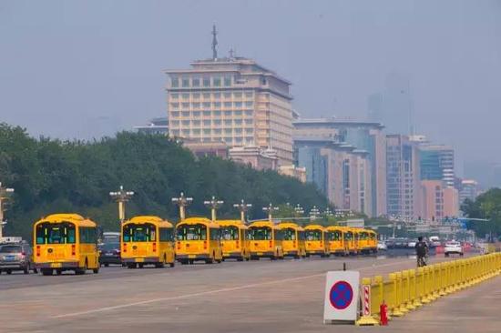 宇通校車用實際證明:市場不能只靠校車價格,而是安全性和人性化 校車駛過長安街