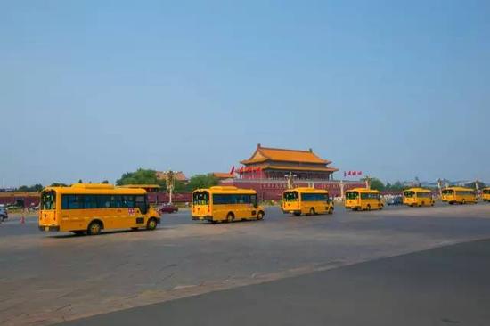宇通校車用實際證明:市場不能只靠校車價格,而是安全性和人性化 校車駛過天安門