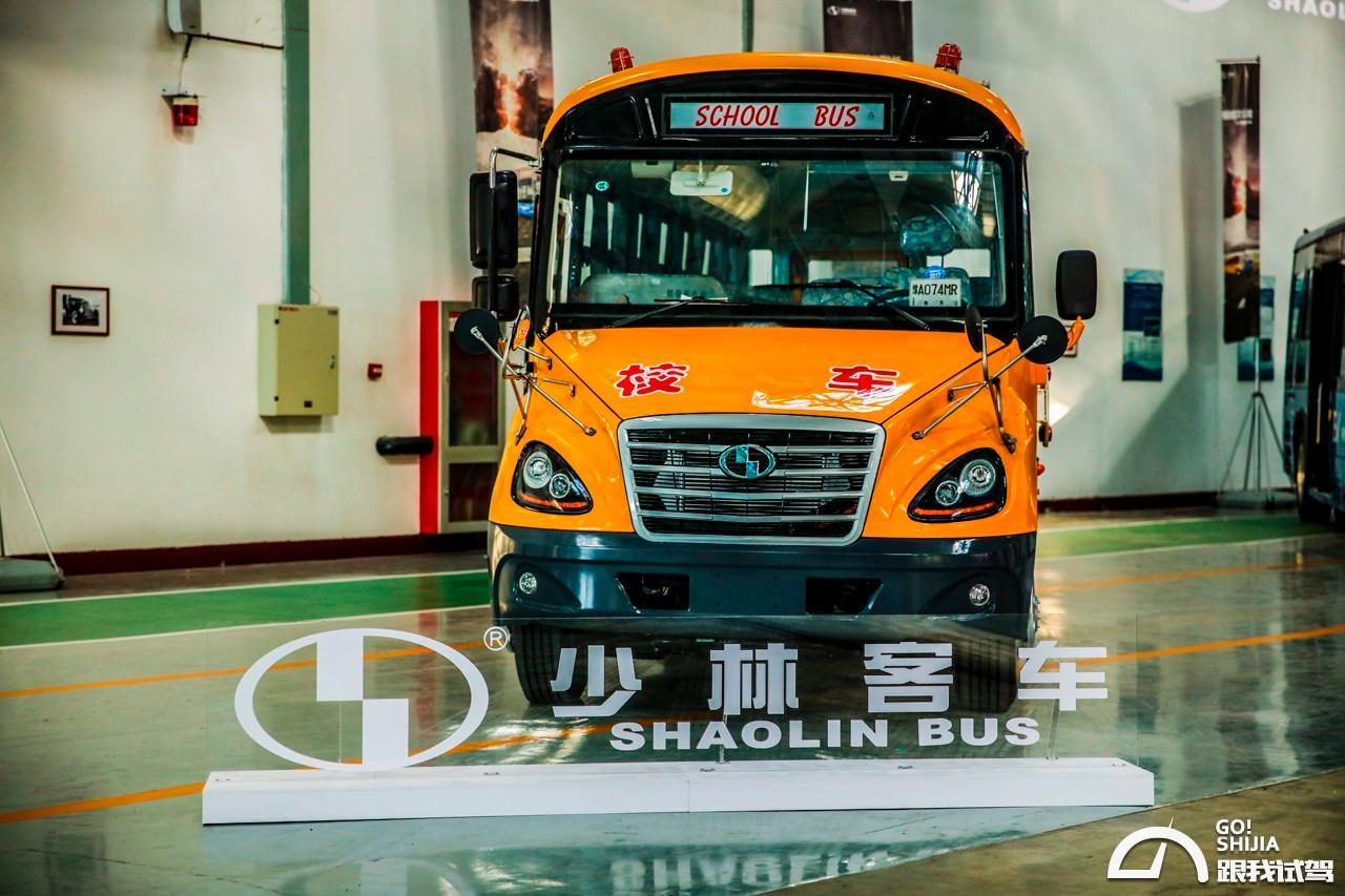 校車與大巴相撞 少林客車玩出新花招 校車與大巴相撞 少林客車玩出新花招