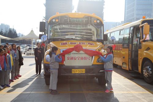 流動安全體驗主題校車落戶青島/ 我市首個流動安全體驗主題校車揭牌 1