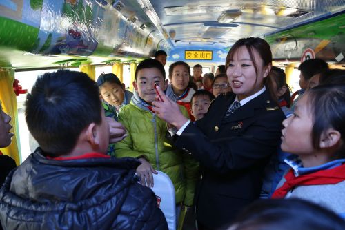 流動安全體驗主題校車落戶青島/ 我市首個流動安全體驗主題校車揭牌