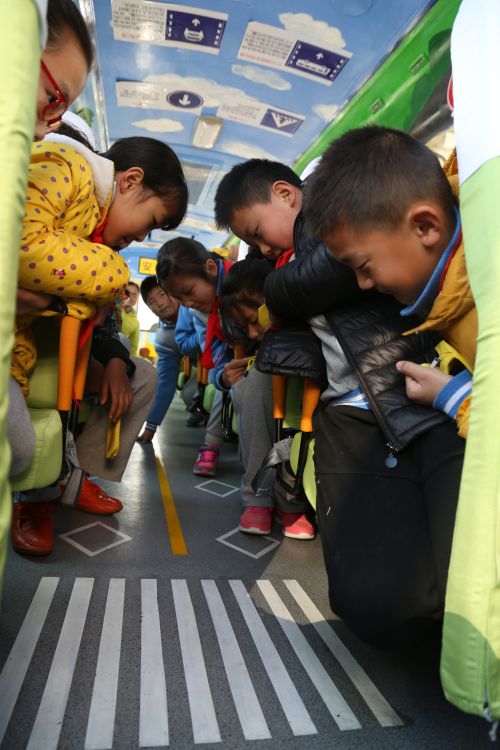 流動安全體驗主題校車落戶青島/ 我市首個流動安全體驗主題校車揭牌2
