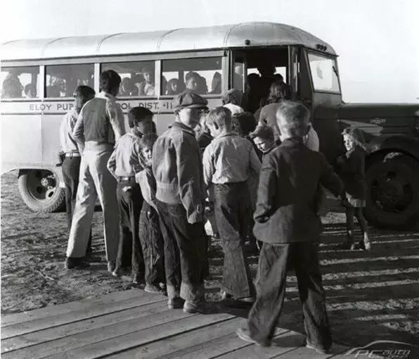 大黃車校車的發(fā)展史?速來圍觀啦 小黃車又搞新花樣?不是!這次是大黃車!讓我們來一探究竟!