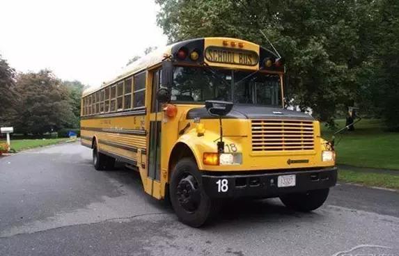 大黃車校車的發(fā)展史?速來圍觀啦 小黃車又搞新花樣?不是!這次是大黃車!讓我們來一探究竟!