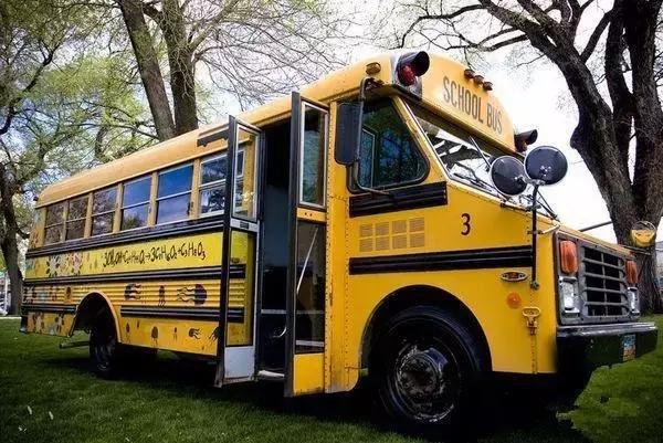 大黃車校車的發(fā)展史?速來圍觀啦 小黃車又搞新花樣?不是!這次是大黃車!讓我們來一探究竟!