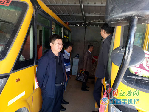 校車安全督查“不留死角” 校車安全督查“不留死角”