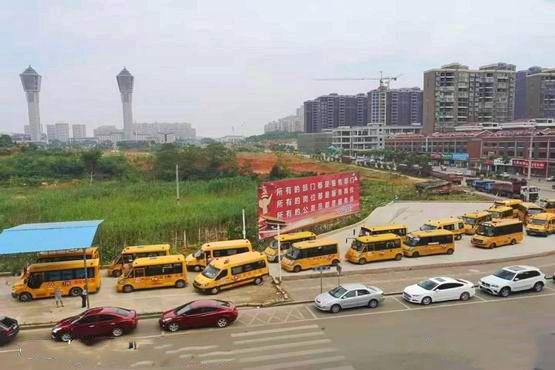 雙峰校車暑期集中“體檢” 雙峰校車暑期集中“體檢”