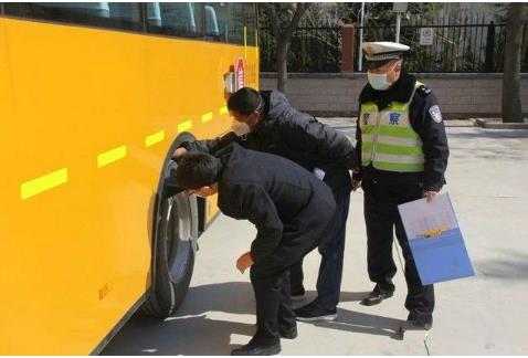 開辟綠色通道、助力校車復工 威海交警全力做好校車安全管理工作 開辟綠色通道、助力校車復工 威海交警全力做好校車安全管理工作