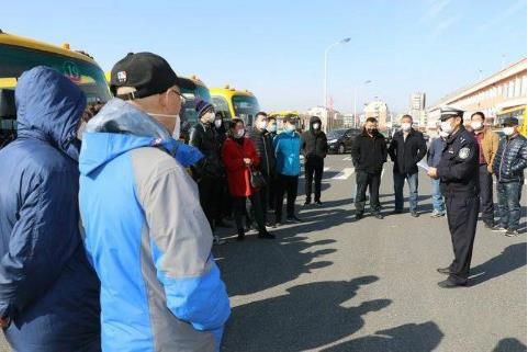 開辟綠色通道、助力校車復工 威海交警全力做好校車安全管理工作 開辟綠色通道、助力校車復工 威海交警全力做好校車安全管理工作