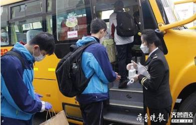 開學護航|專人專車專線專座,交運八輛“大鼻子”送百余學子上學 開學護航|專人專車專線專座,交運八輛“大鼻子”送百余學子上學